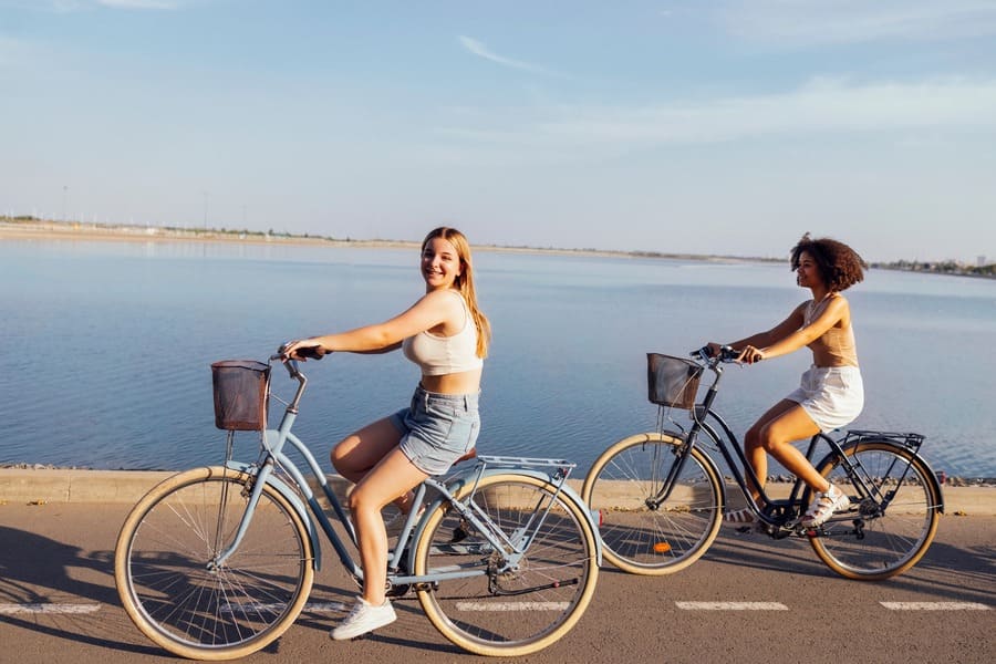 Mujeres en paseo en bicicleta